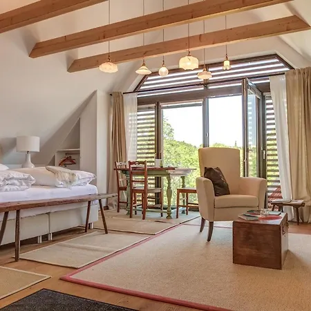 Winzarei Ciringa Menhard Bed & Breakfast 4*