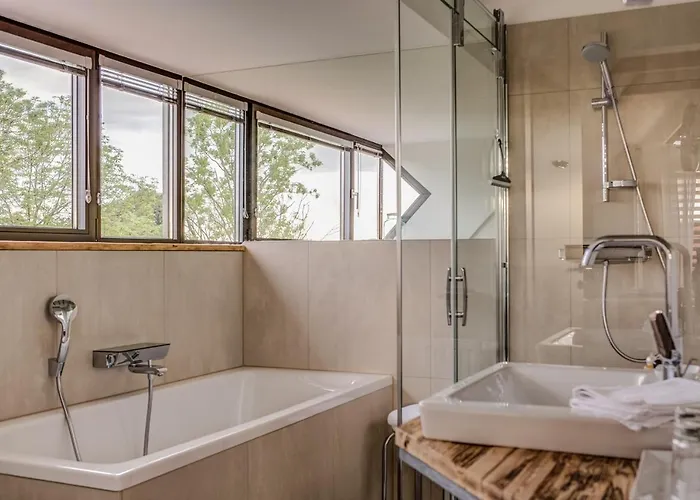 住宿加早餐酒店 Winzarei Ciringa Menhard 4*